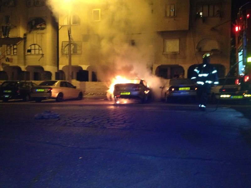 بالفيديو: منتصف الليلة - احراق مركبتين وسط مدينة اللد دون وقوع إصابات